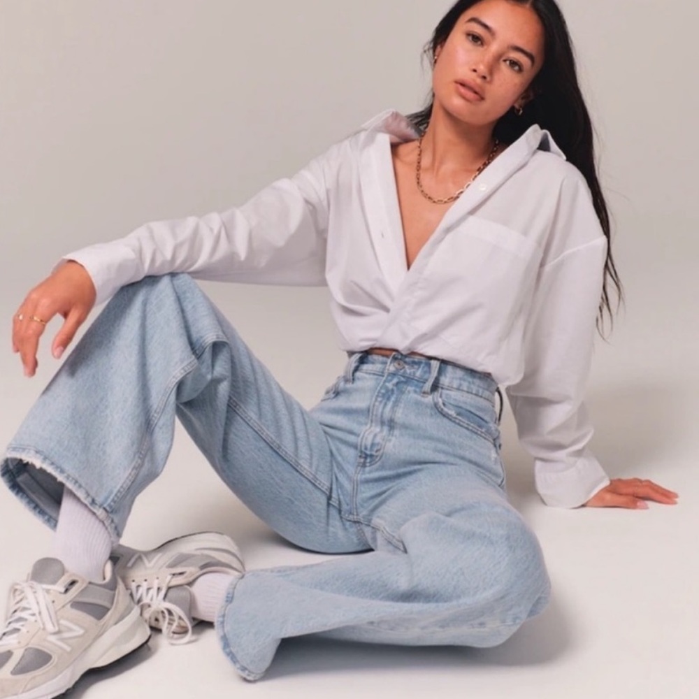 Abercrombie 90’s High Rise Relaxed Jeans size 26 excellent condition light wash